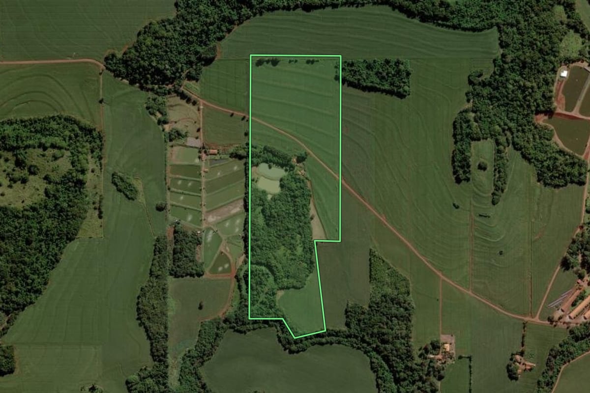 Imagem de satélite do imóvel rural em Marechal Cândido Rondon (PR), com o contorno declarado no CAR desenhado por cima.