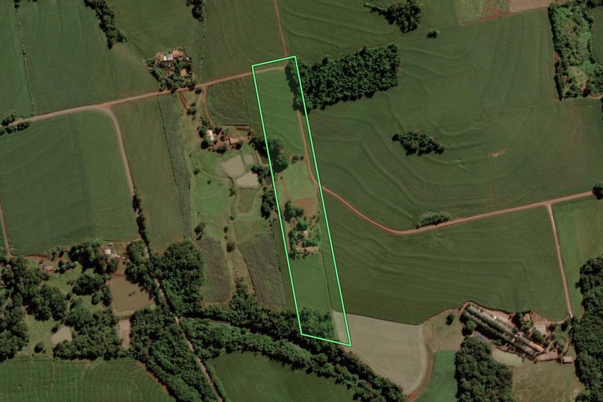 Imagem de satélite do imóvel rural em Marechal Cândido Rondon (PR), com o contorno declarado no CAR desenhado por cima.