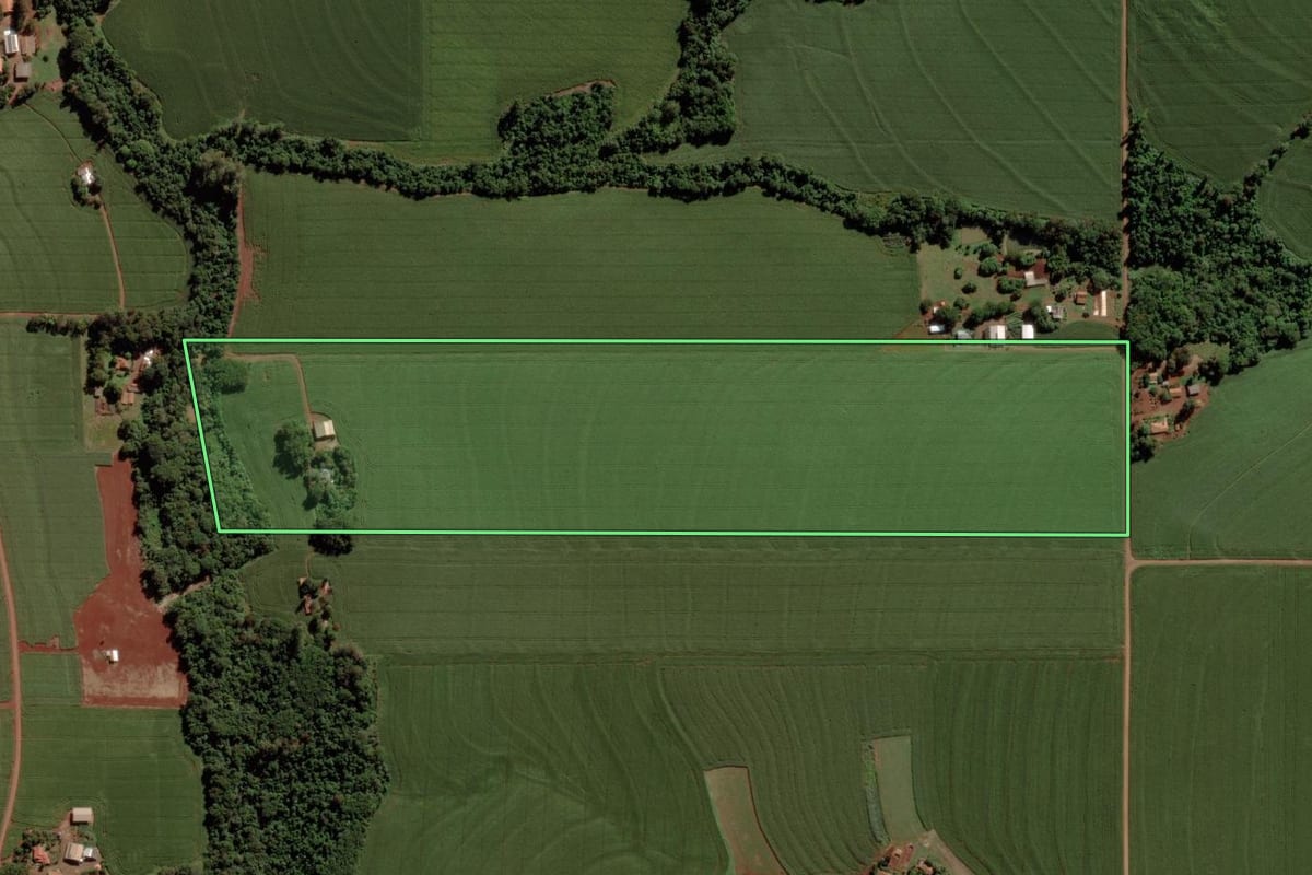 Imagem de satélite do imóvel rural em Marechal Cândido Rondon (PR), com o contorno declarado no CAR desenhado por cima.