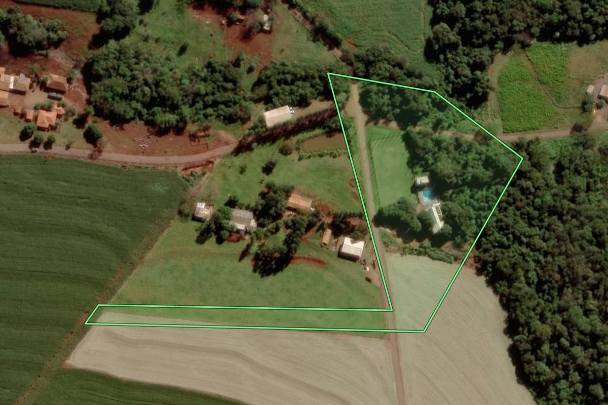 Imagem de satélite do imóvel rural em Marechal Cândido Rondon (PR), com o contorno declarado no CAR desenhado por cima.