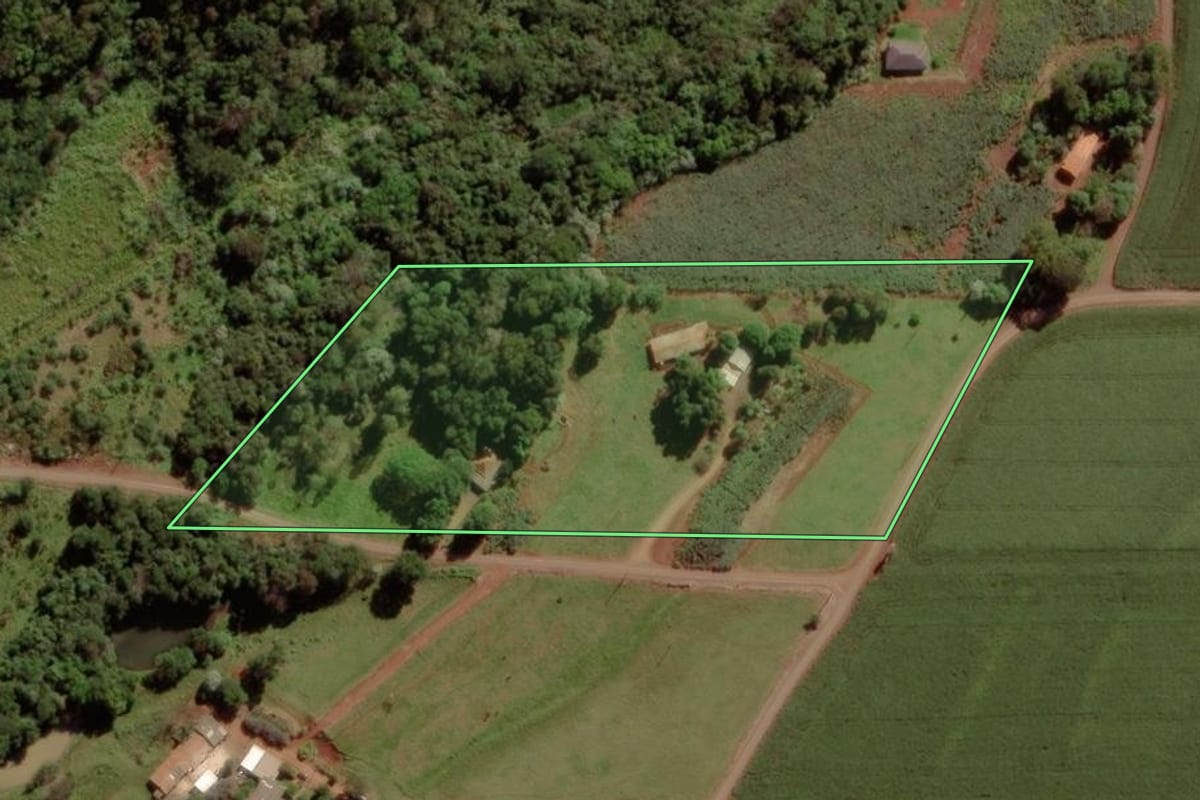 Imagem de satélite do imóvel rural em Marechal Cândido Rondon (PR), com o contorno declarado no CAR desenhado por cima.