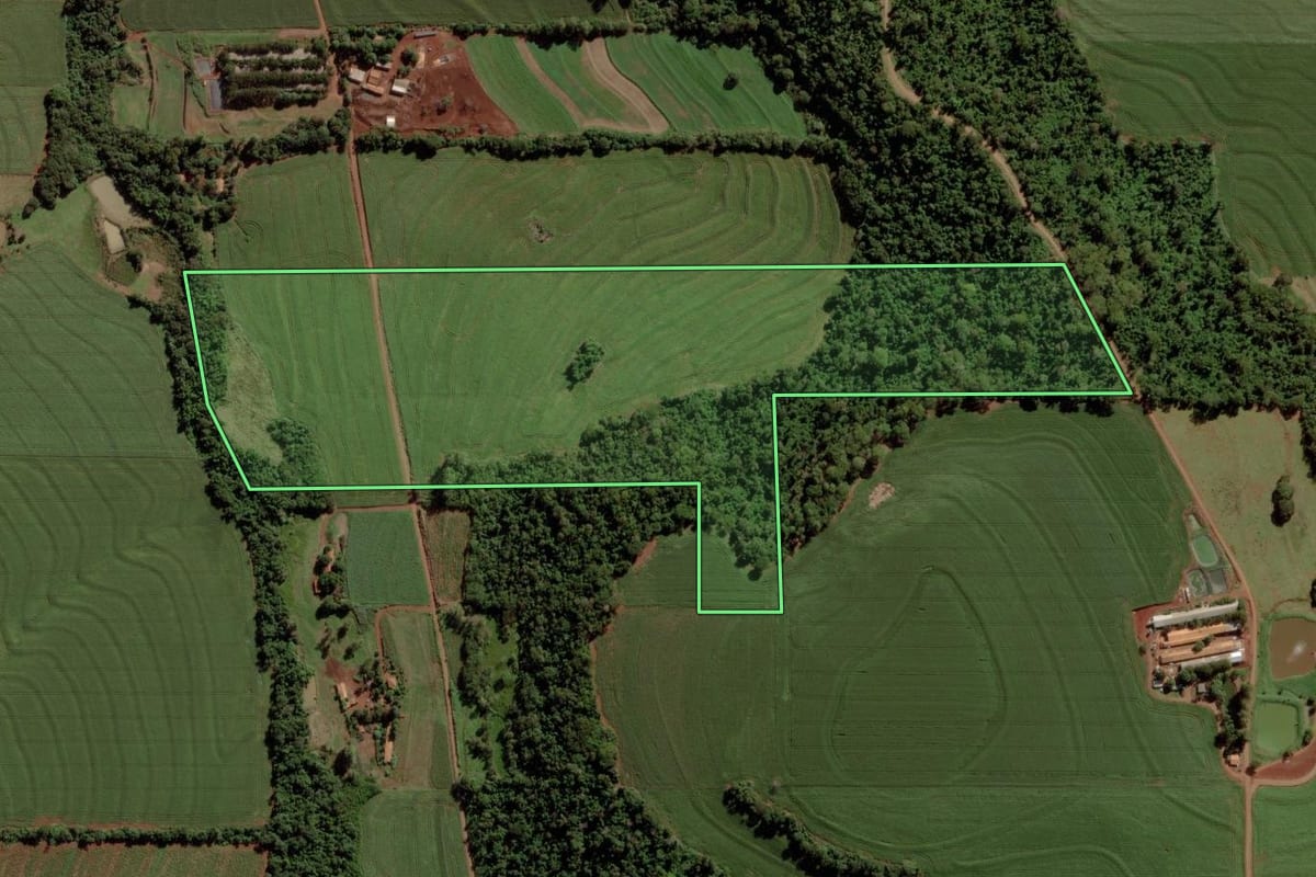 Imagem de satélite do imóvel rural em Marechal Cândido Rondon (PR), com o contorno declarado no CAR desenhado por cima.