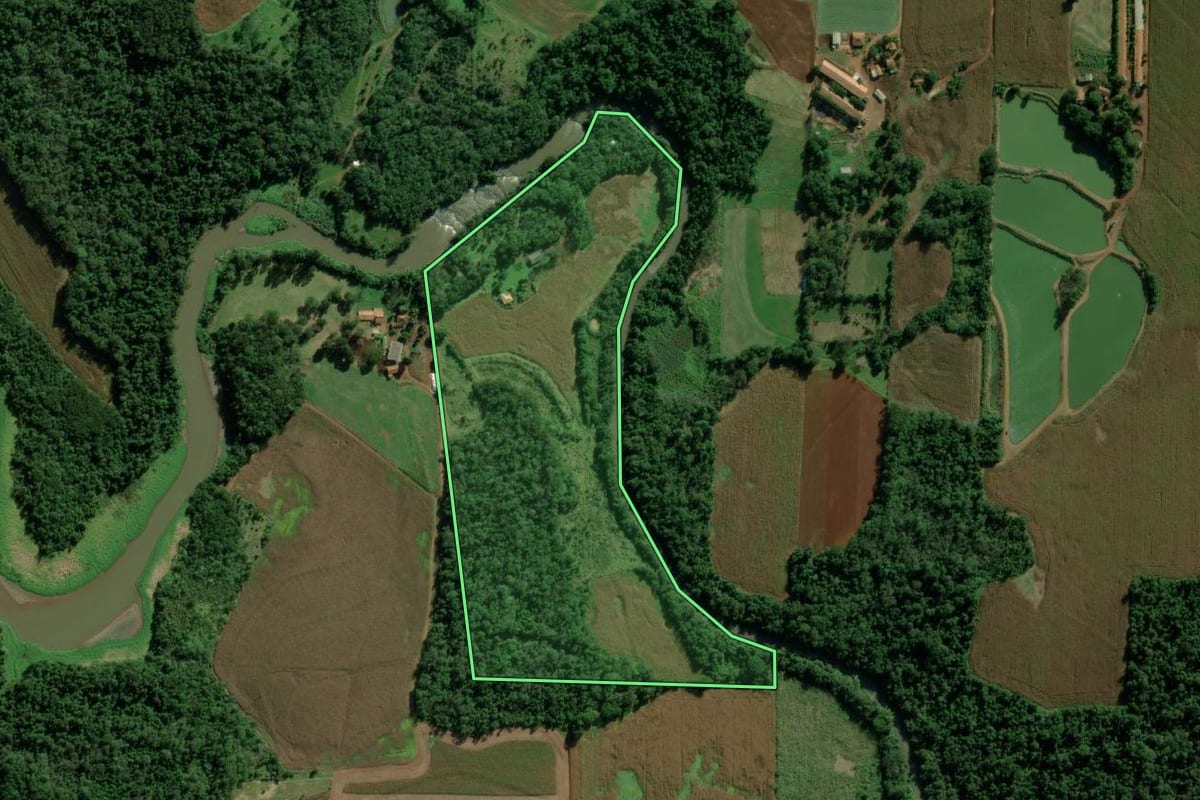 Imagem de satélite do imóvel rural em Marechal Cândido Rondon (PR), com o contorno declarado no CAR desenhado por cima.