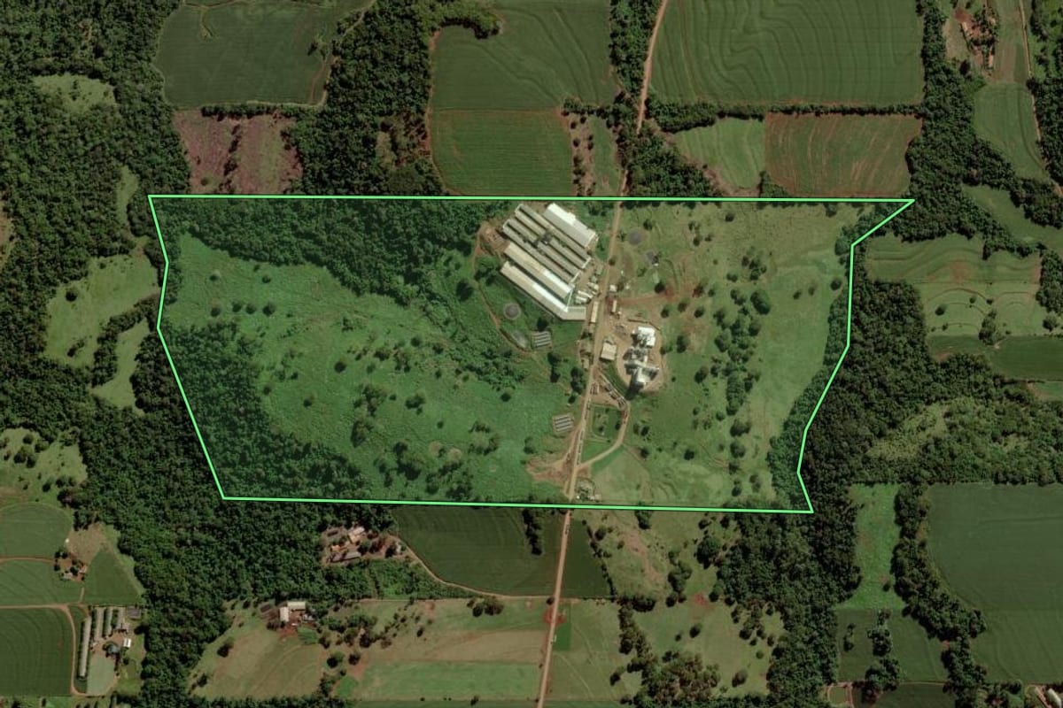Imagem de satélite do imóvel rural em Marechal Cândido Rondon (PR), com o contorno declarado no CAR desenhado por cima.