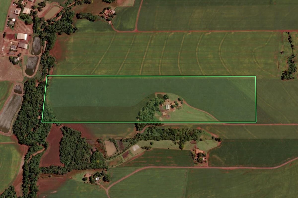Imagem de satélite do imóvel rural em Marechal Cândido Rondon (PR), com o contorno declarado no CAR desenhado por cima.