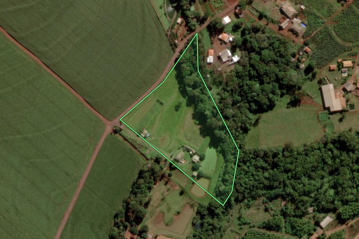Imagem de satélite do imóvel rural em Marechal Cândido Rondon (PR), com o contorno declarado no CAR desenhado por cima.