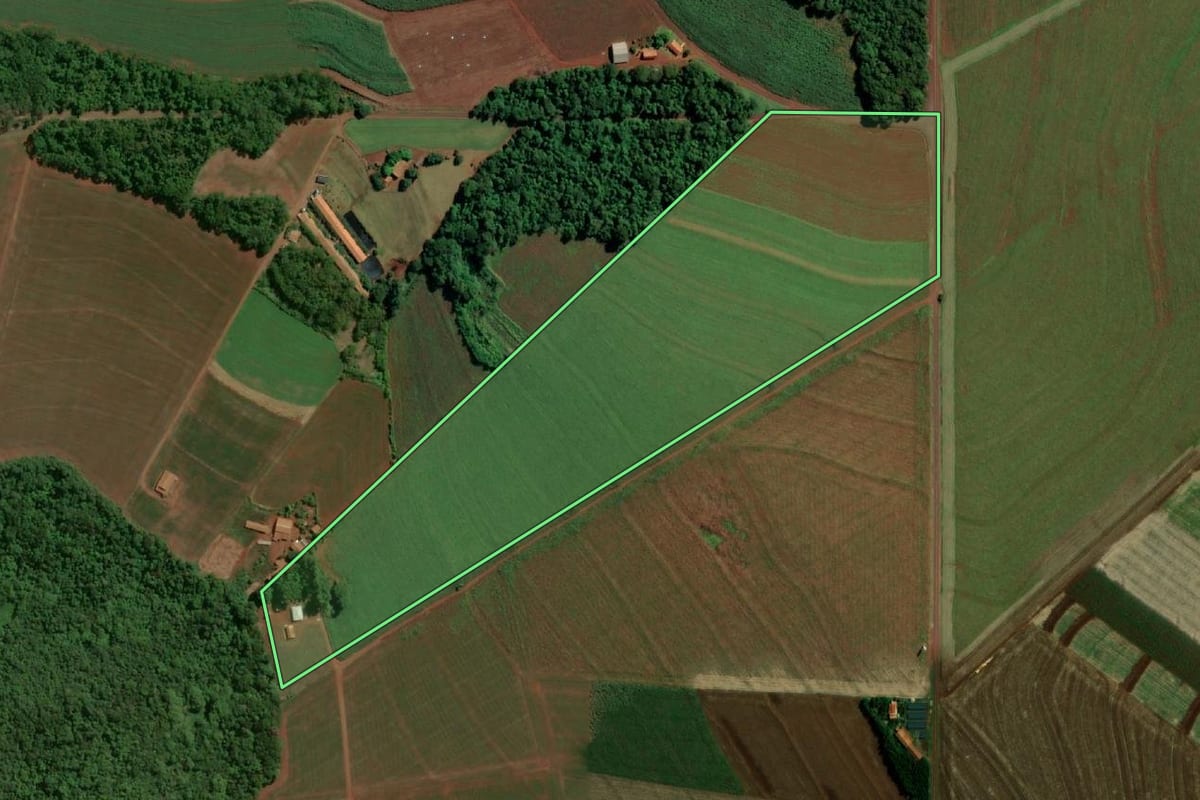 Imagem de satélite do imóvel rural em Marechal Cândido Rondon (PR), com o contorno declarado no CAR desenhado por cima.
