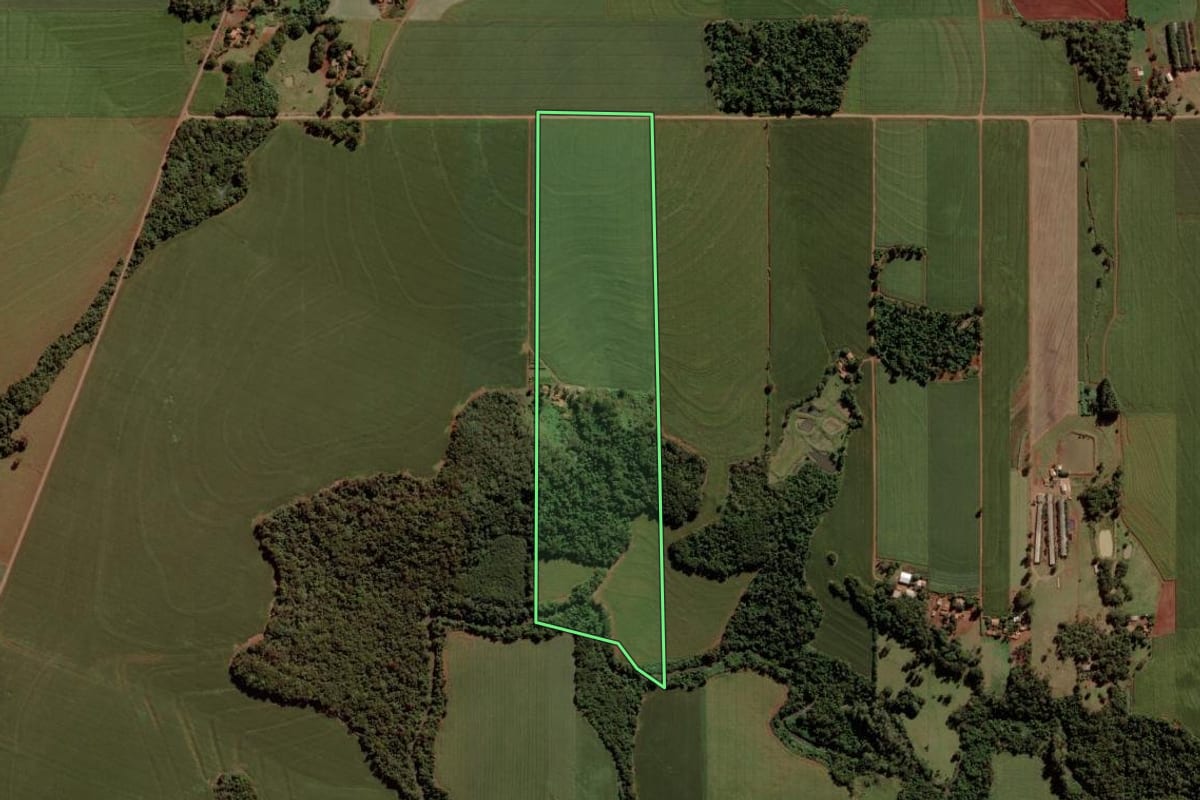 Imagem de satélite do imóvel rural em Marechal Cândido Rondon (PR), com o contorno declarado no CAR desenhado por cima.