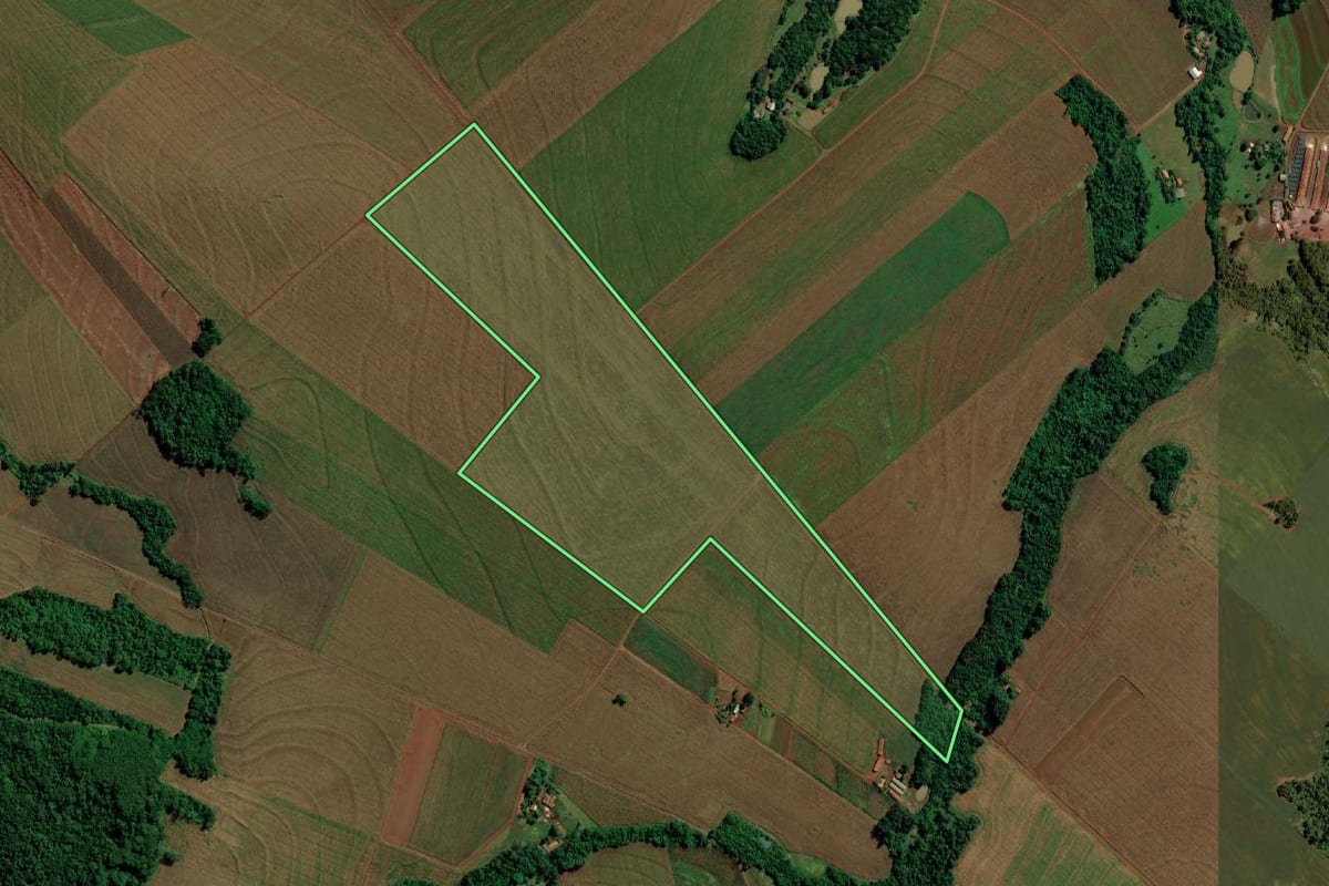 Imagem de satélite do imóvel rural em Marechal Cândido Rondon (PR), com o contorno declarado no CAR desenhado por cima.