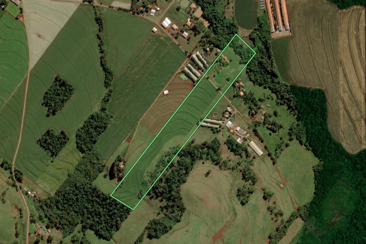 Imagem de satélite do imóvel rural em Marechal Cândido Rondon (PR), com o contorno declarado no CAR desenhado por cima.