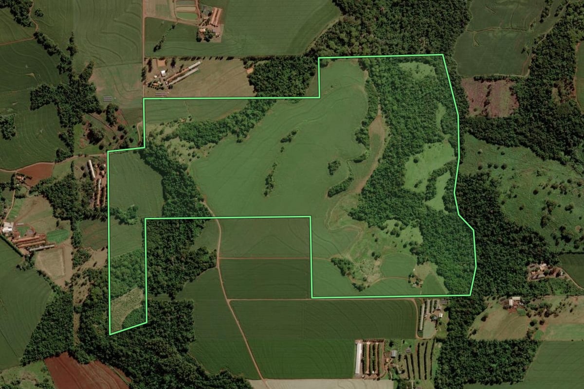 Imagem de satélite do imóvel rural em Marechal Cândido Rondon (PR), com o contorno declarado no CAR desenhado por cima.