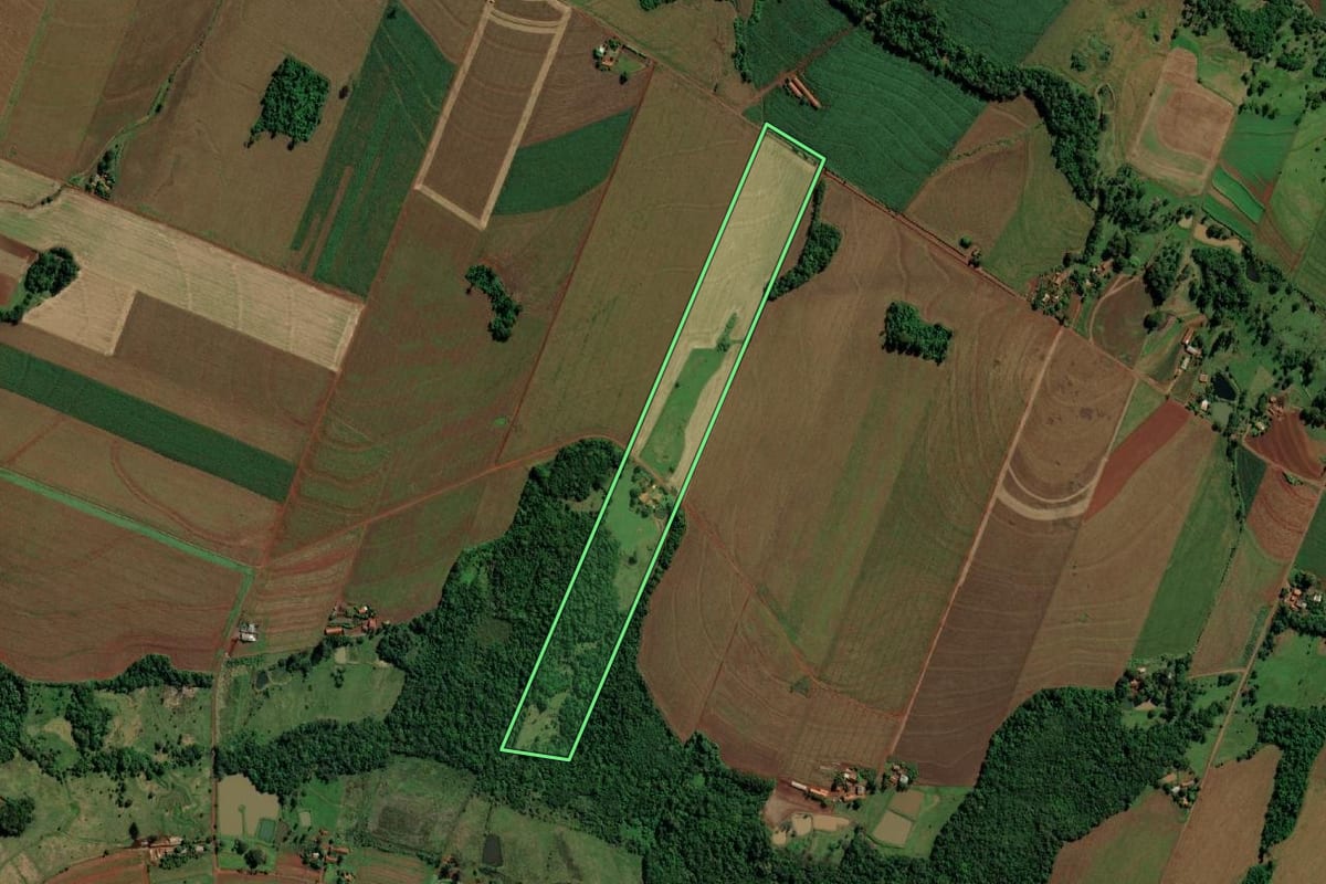 Imagem de satélite do imóvel rural em Marechal Cândido Rondon (PR), com o contorno declarado no CAR desenhado por cima.