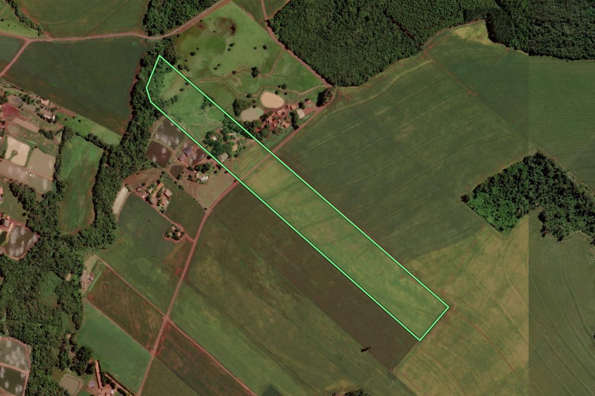 Imagem de satélite do imóvel rural em Marechal Cândido Rondon (PR), com o contorno declarado no CAR desenhado por cima.