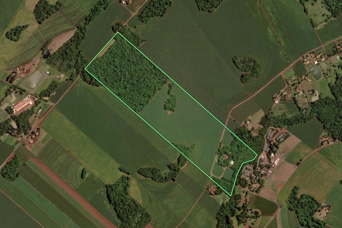 Imagem de satélite do imóvel rural em Marechal Cândido Rondon (PR), com o contorno declarado no CAR desenhado por cima.