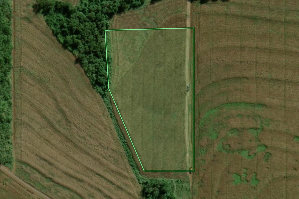 Imagem de satélite do imóvel rural em Marechal Cândido Rondon (PR), com o contorno declarado no CAR desenhado por cima.
