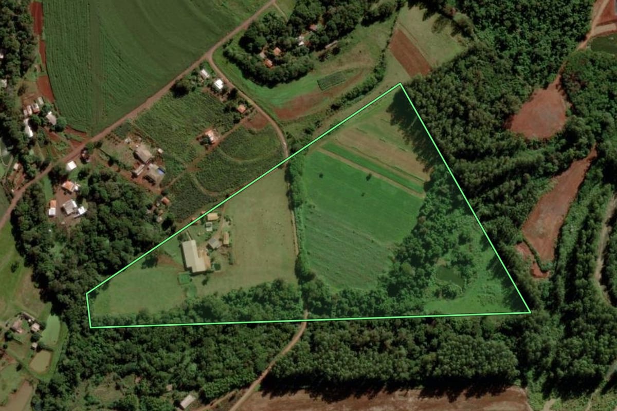 Imagem de satélite do imóvel rural em Marechal Cândido Rondon (PR), com o contorno declarado no CAR desenhado por cima.