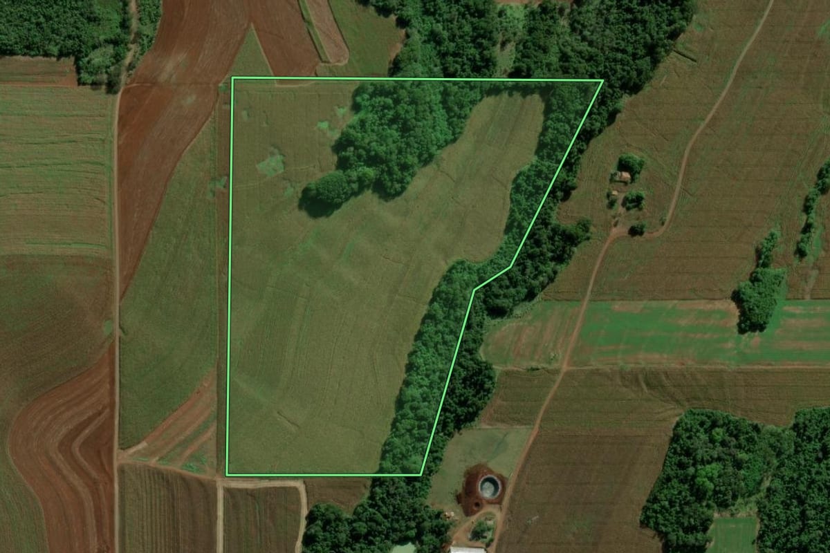 Imagem de satélite do imóvel rural em Marechal Cândido Rondon (PR), com o contorno declarado no CAR desenhado por cima.