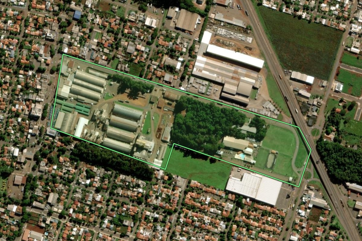 Imagem de satélite do imóvel rural em Marechal Cândido Rondon (PR), com o contorno declarado no CAR desenhado por cima.
