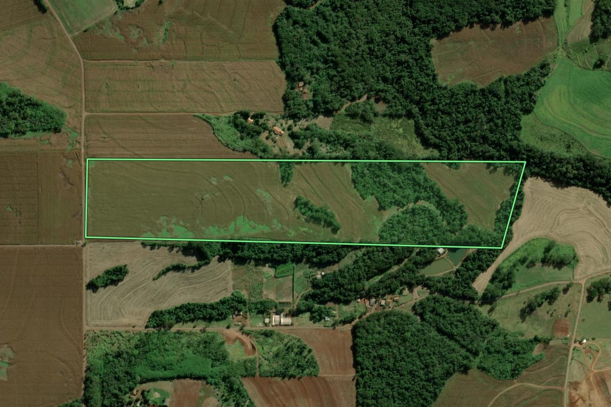 Imagem de satélite do imóvel rural em Marechal Cândido Rondon (PR), com o contorno declarado no CAR desenhado por cima.