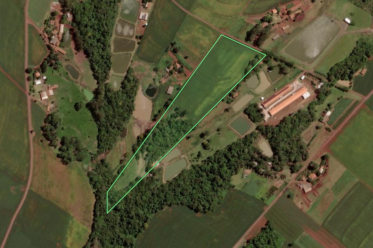 Imagem de satélite do imóvel rural em Marechal Cândido Rondon (PR), com o contorno declarado no CAR desenhado por cima.
