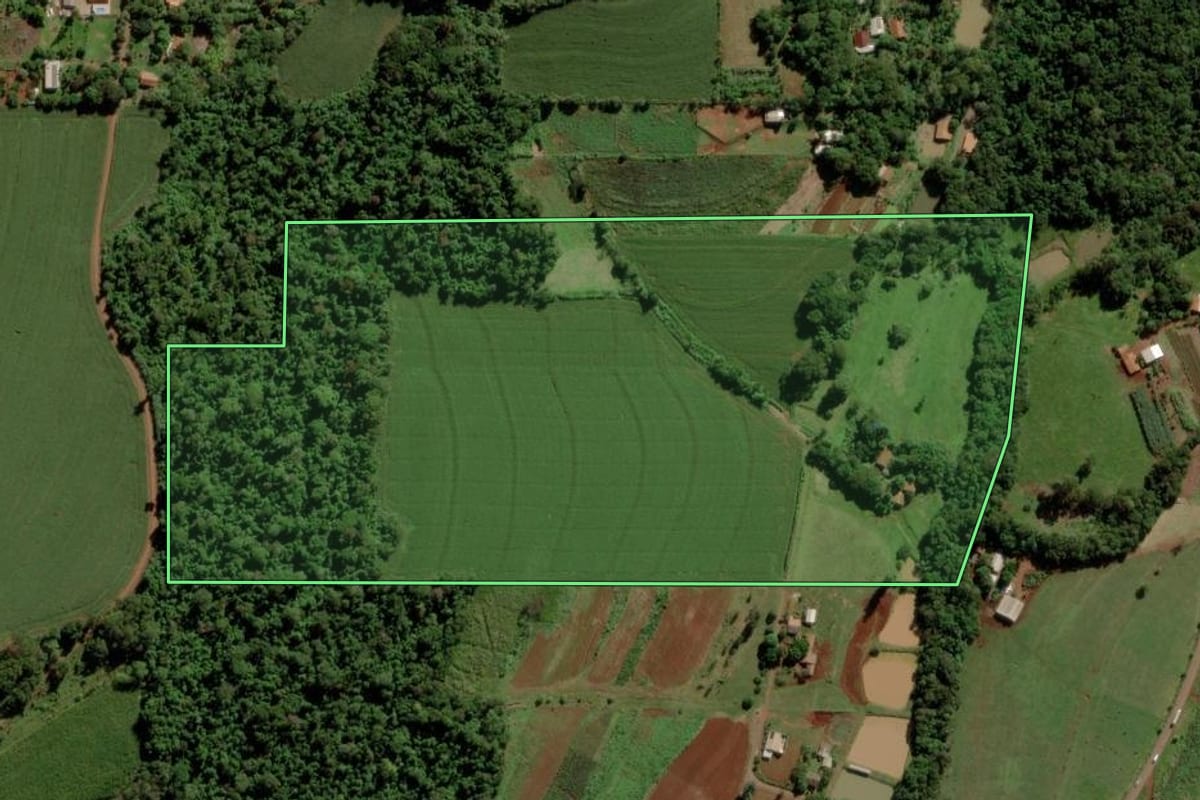 Imagem de satélite do imóvel rural em Marechal Cândido Rondon (PR), com o contorno declarado no CAR desenhado por cima.