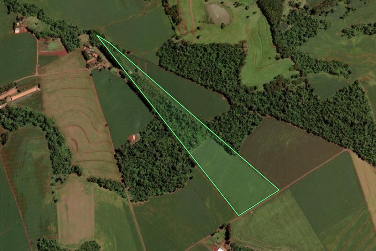 Imagem de satélite do imóvel rural em Marechal Cândido Rondon (PR), com o contorno declarado no CAR desenhado por cima.