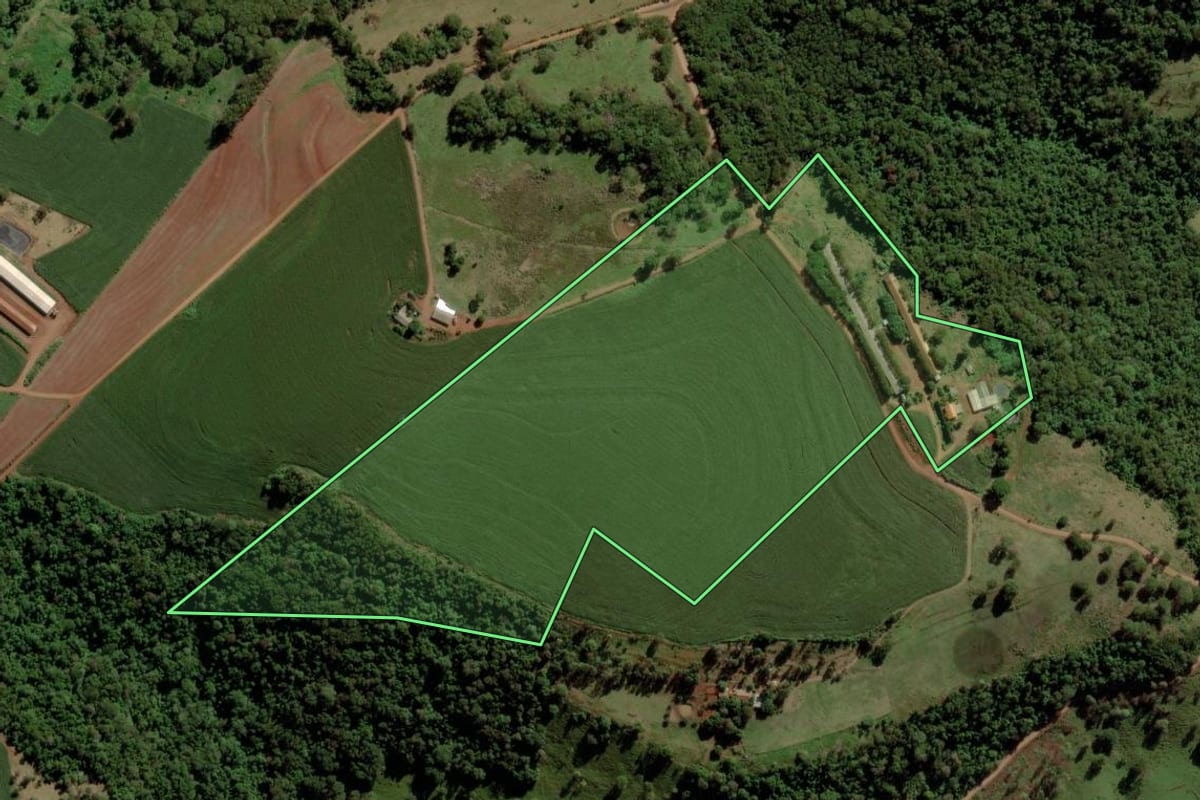 Imagem de satélite do imóvel rural em Marechal Cândido Rondon (PR), com o contorno declarado no CAR desenhado por cima.