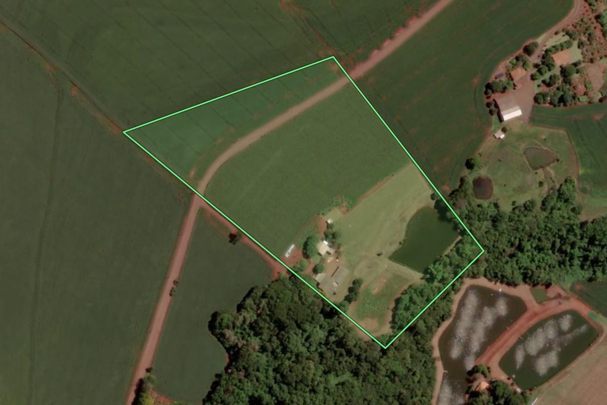 Imagem de satélite do imóvel rural em Marechal Cândido Rondon (PR), com o contorno declarado no CAR desenhado por cima.