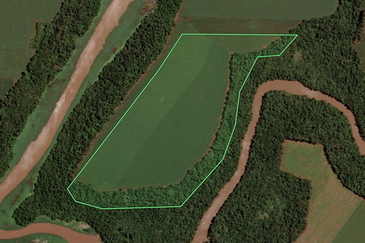 Imagem de satélite do imóvel rural em Marechal Cândido Rondon (PR), com o contorno declarado no CAR desenhado por cima.
