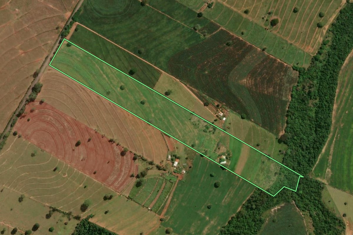 Imagem de satélite do imóvel rural em Maria Helena (PR), com o contorno declarado no CAR desenhado por cima.