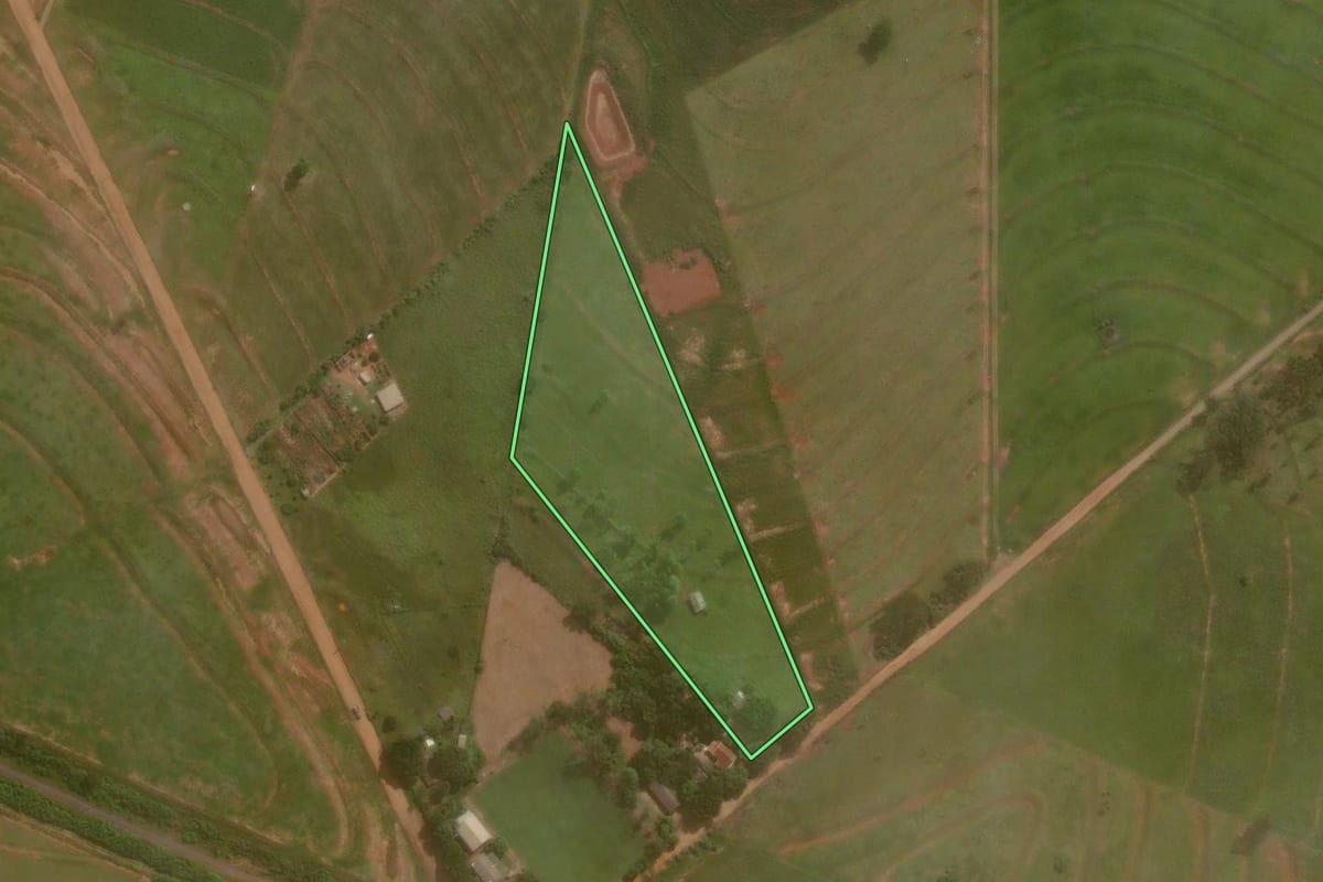 Imagem de satélite do imóvel rural em Maria Helena (PR), com o contorno declarado no CAR desenhado por cima.
