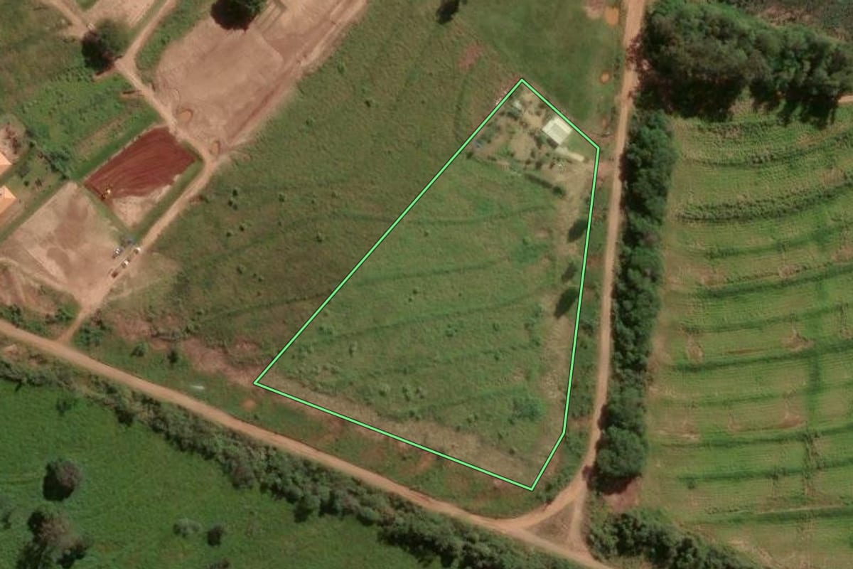 Imagem de satélite do imóvel rural em Maria Helena (PR), com o contorno declarado no CAR desenhado por cima.