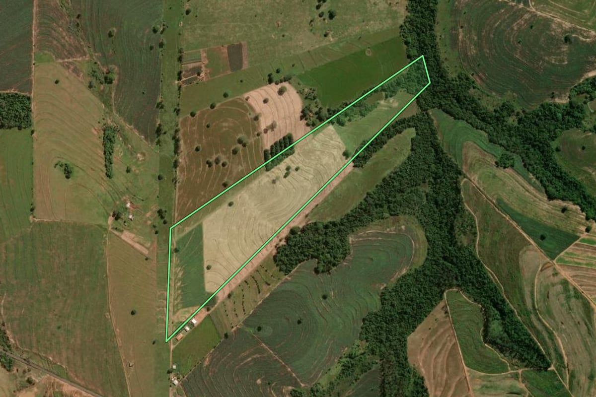 Imagem de satélite do imóvel rural em Maria Helena (PR), com o contorno declarado no CAR desenhado por cima.