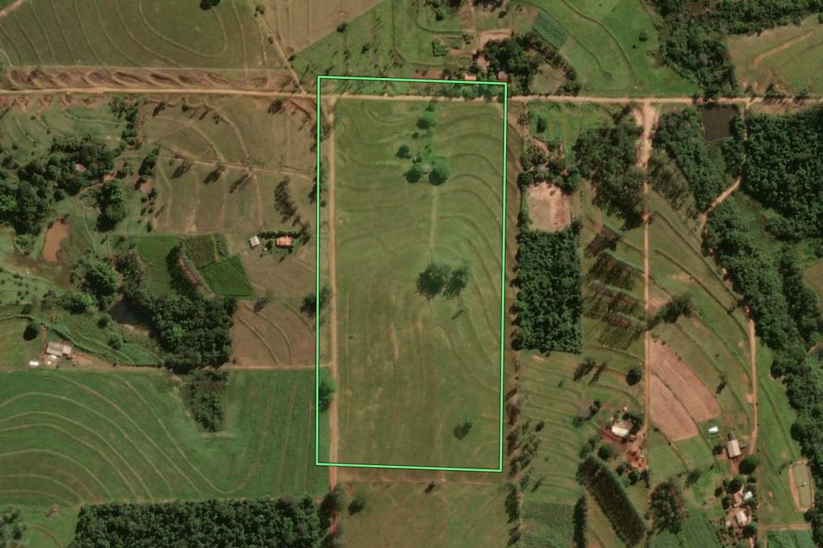 Imagem de satélite do imóvel rural em Maria Helena (PR), com o contorno declarado no CAR desenhado por cima.
