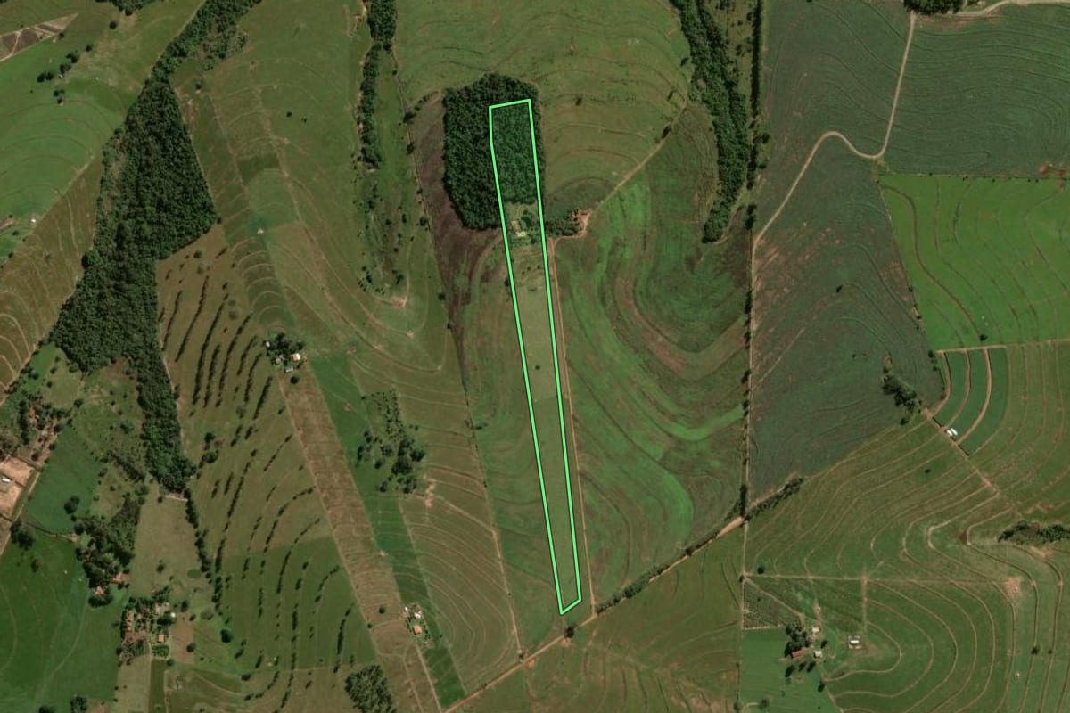 Imagem de satélite do imóvel rural em Maria Helena (PR), com o contorno declarado no CAR desenhado por cima.
