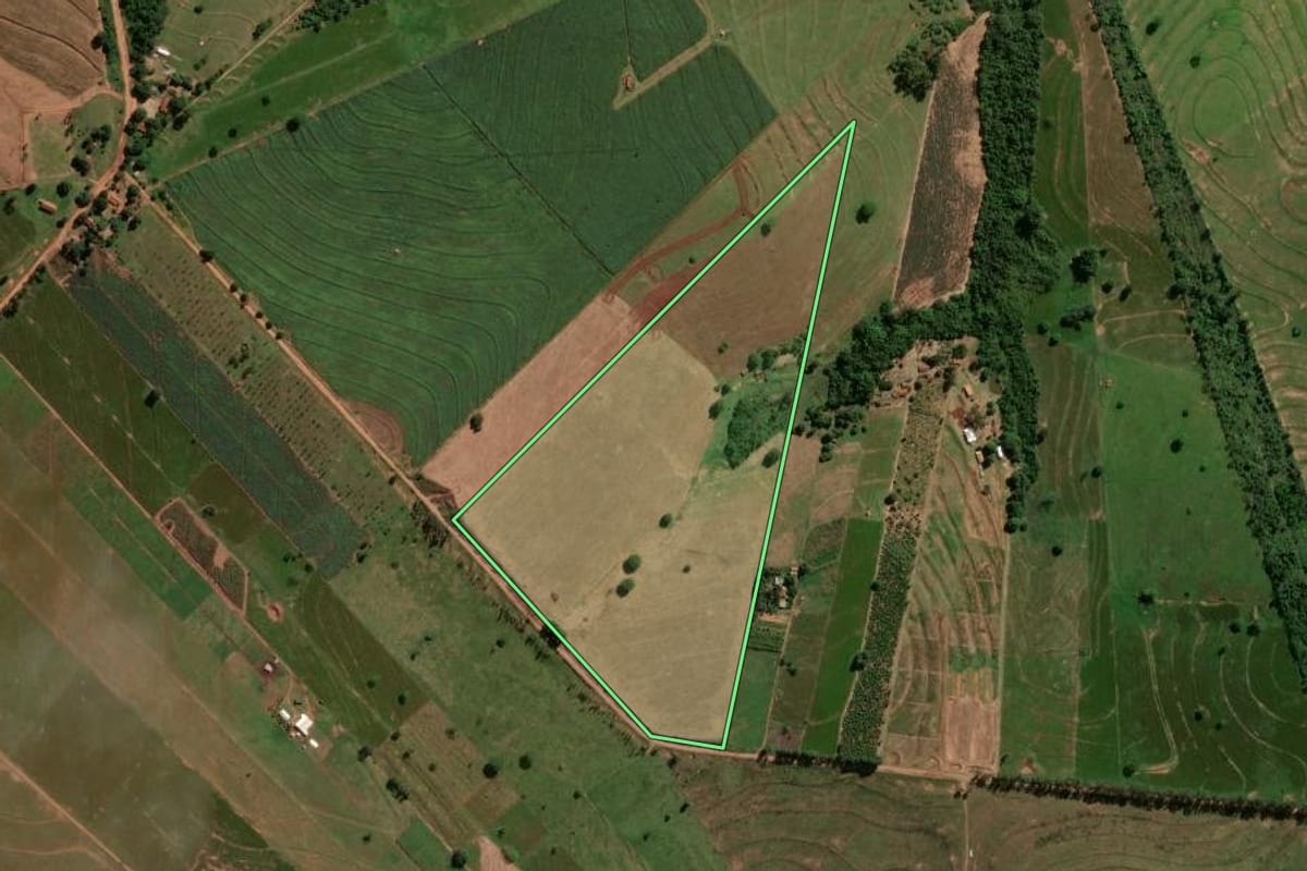 Imagem de satélite do imóvel rural em Maria Helena (PR), com o contorno declarado no CAR desenhado por cima.