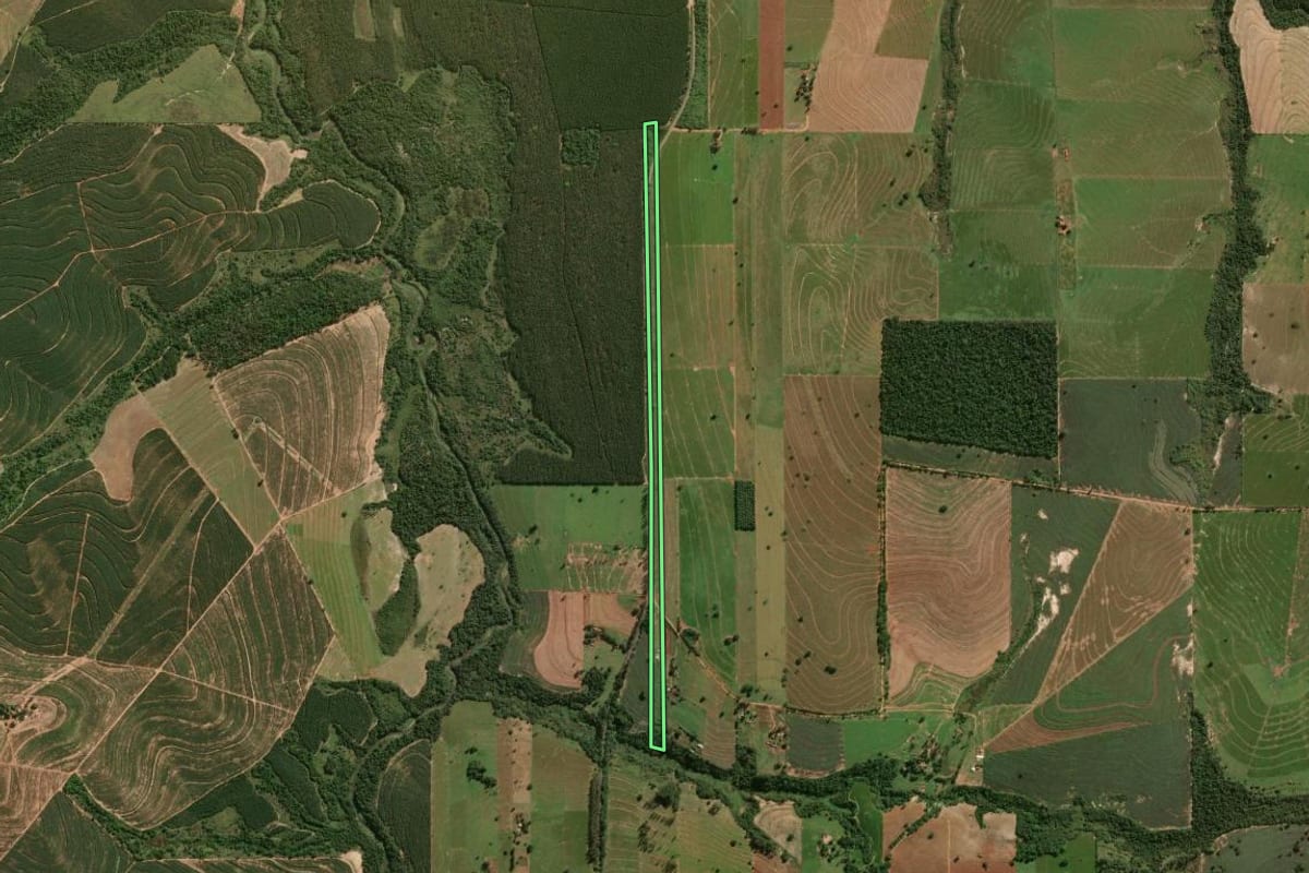 Imagem de satélite do imóvel rural em Maria Helena (PR), com o contorno declarado no CAR desenhado por cima.