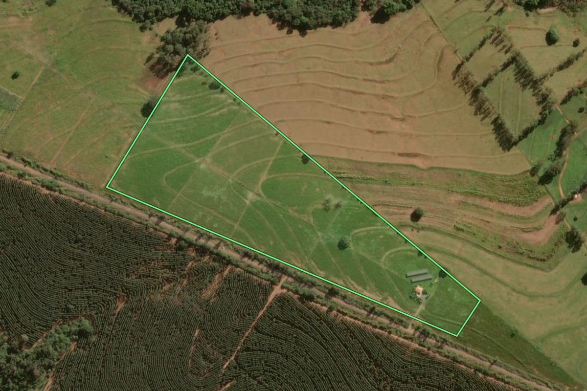 Imagem de satélite do imóvel rural em Maria Helena (PR), com o contorno declarado no CAR desenhado por cima.