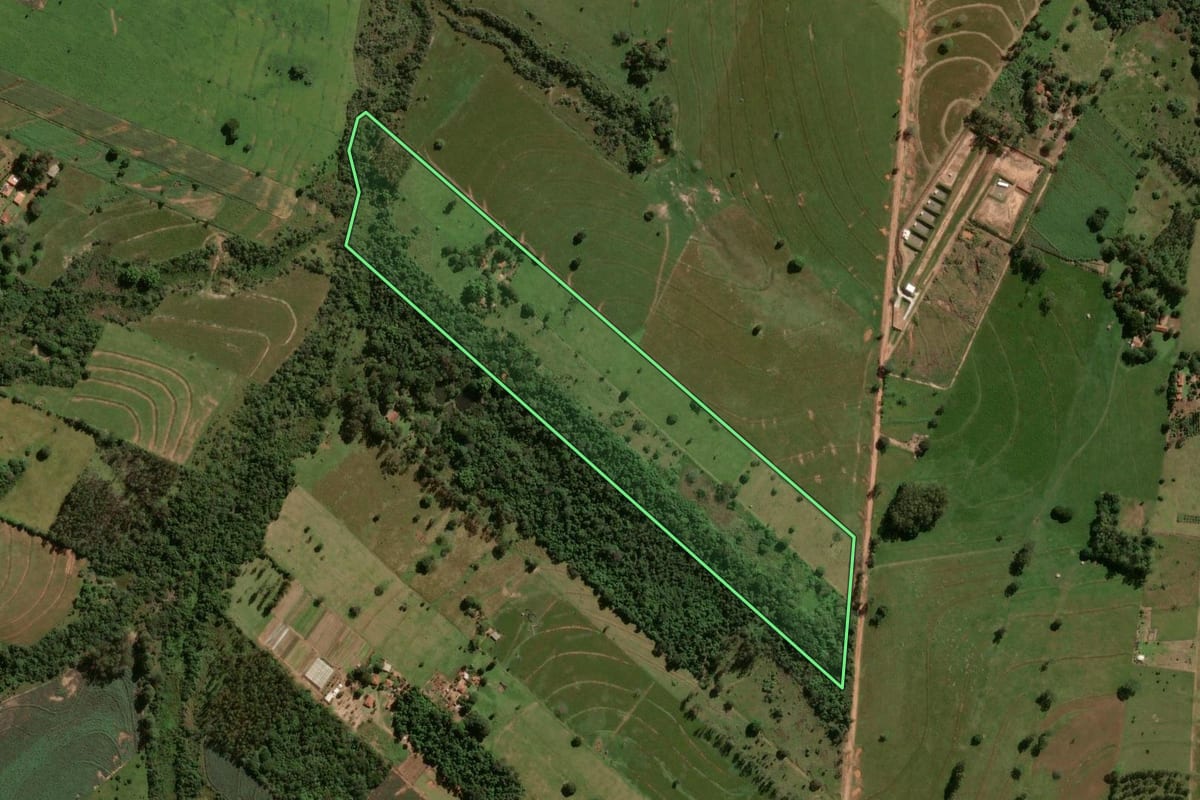 Imagem de satélite do imóvel rural em Maria Helena (PR), com o contorno declarado no CAR desenhado por cima.