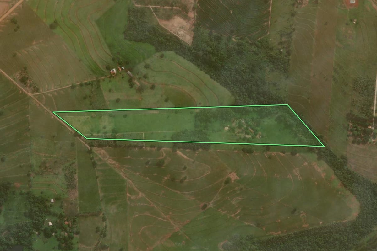 Imagem de satélite do imóvel rural em Maria Helena (PR), com o contorno declarado no CAR desenhado por cima.