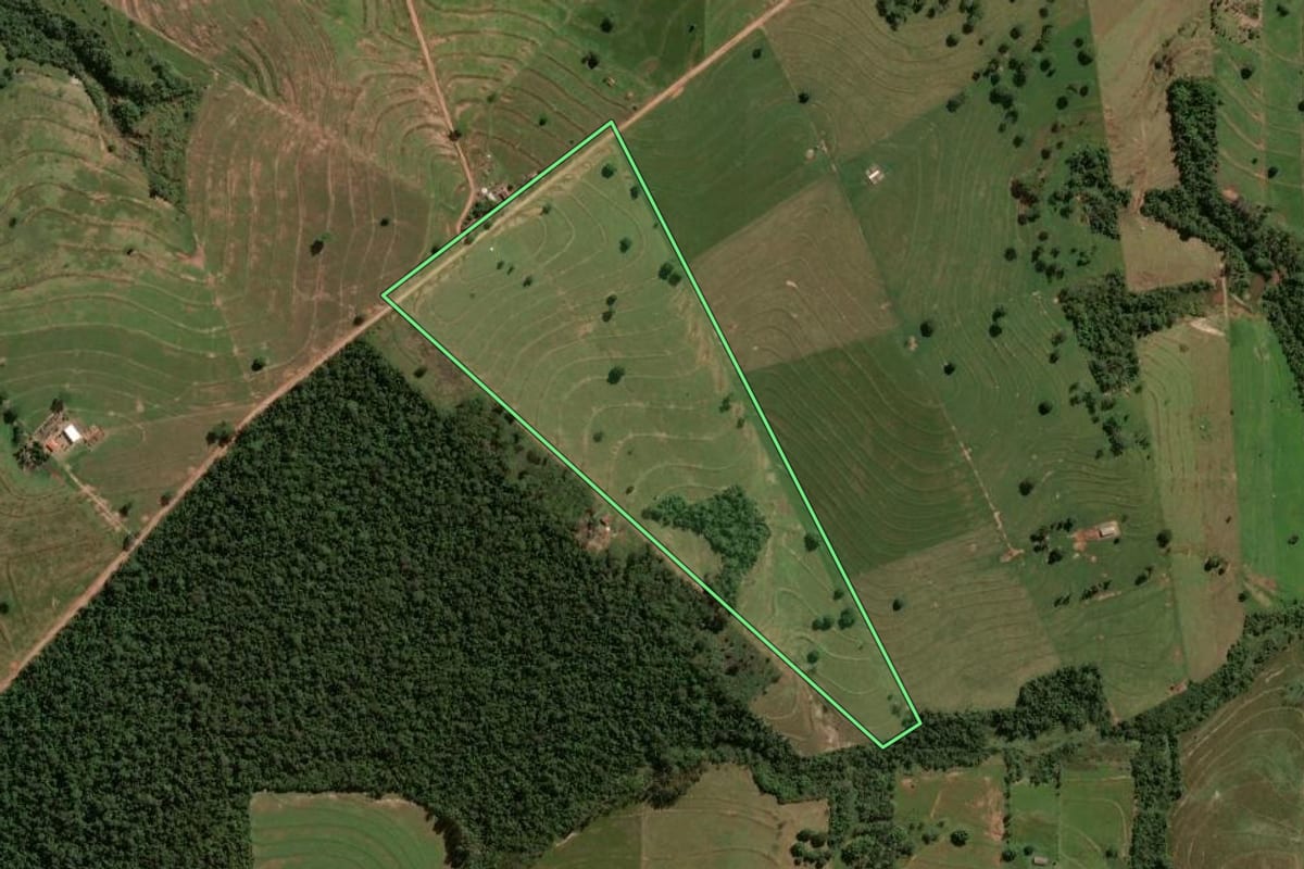 Imagem de satélite do imóvel rural em Maria Helena (PR), com o contorno declarado no CAR desenhado por cima.