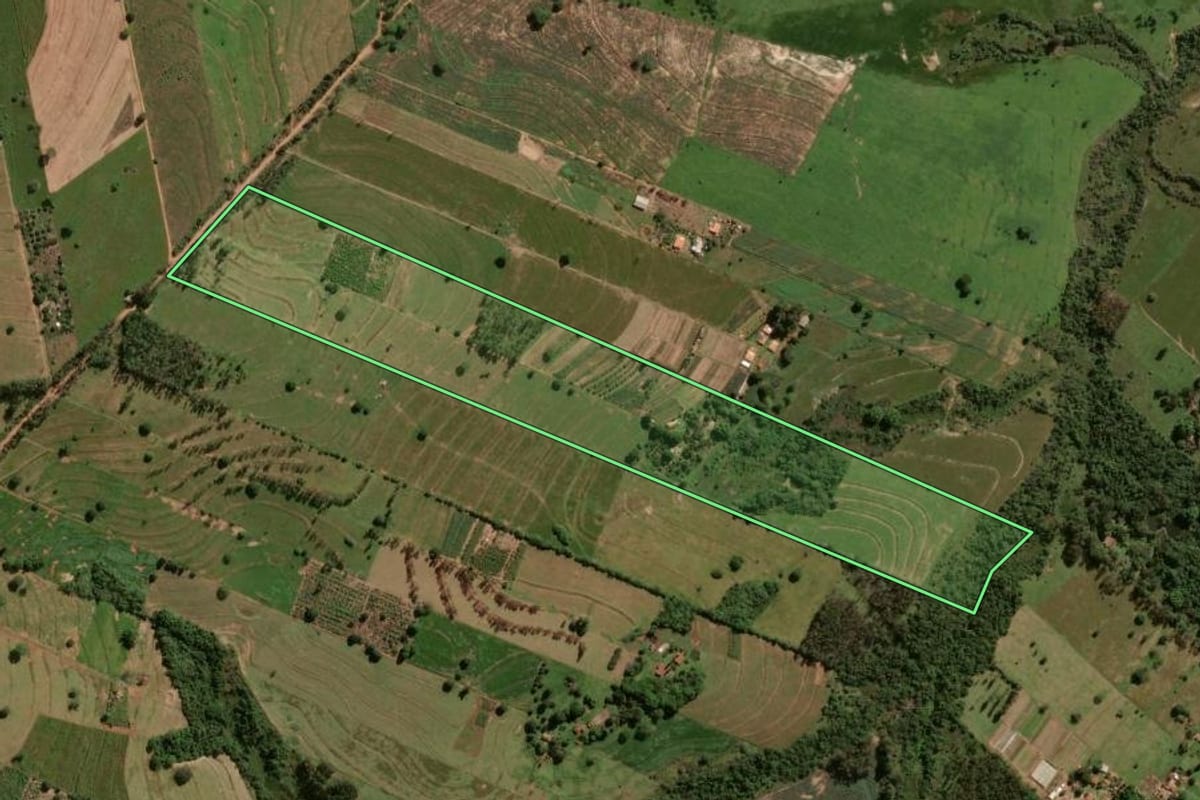 Imagem de satélite do imóvel rural em Maria Helena (PR), com o contorno declarado no CAR desenhado por cima.