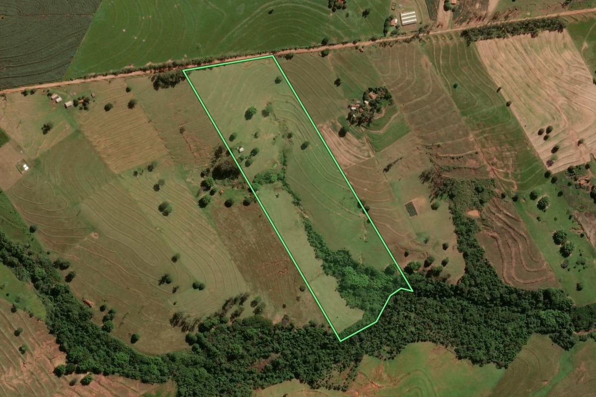 Imagem de satélite do imóvel rural em Maria Helena (PR), com o contorno declarado no CAR desenhado por cima.