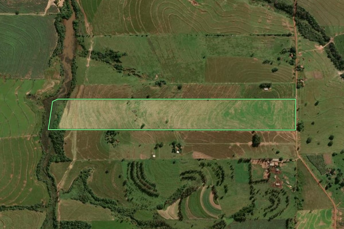 Imagem de satélite do imóvel rural em Maria Helena (PR), com o contorno declarado no CAR desenhado por cima.