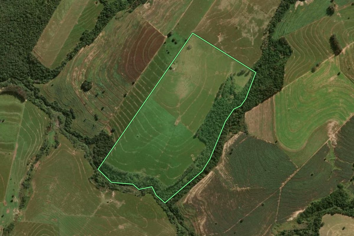 Imagem de satélite do imóvel rural em Maria Helena (PR), com o contorno declarado no CAR desenhado por cima.
