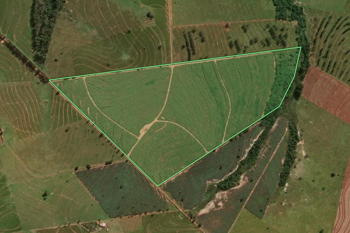 Imagem de satélite do imóvel rural em Maria Helena (PR), com o contorno declarado no CAR desenhado por cima.