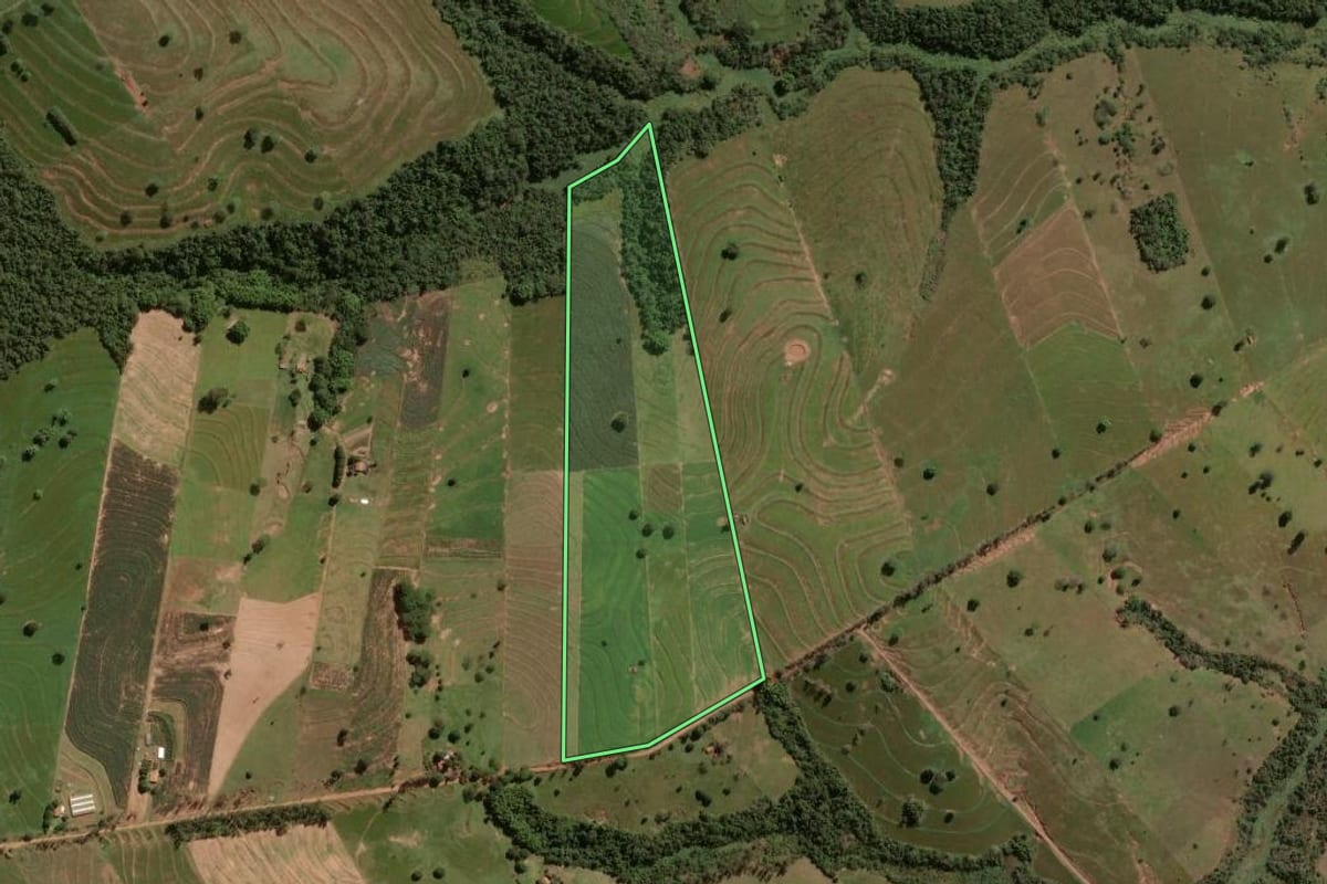 Imagem de satélite do imóvel rural em Maria Helena (PR), com o contorno declarado no CAR desenhado por cima.