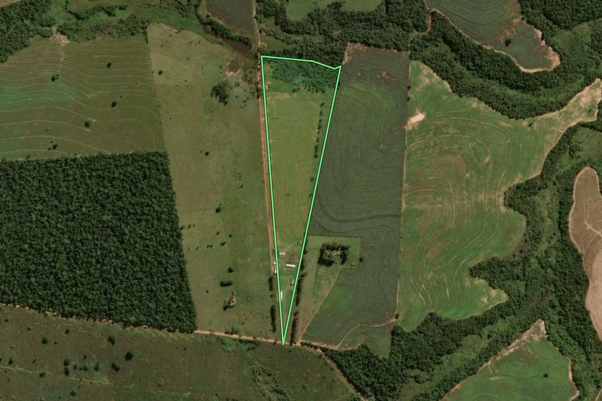 Imagem de satélite do imóvel rural em Maria Helena (PR), com o contorno declarado no CAR desenhado por cima.