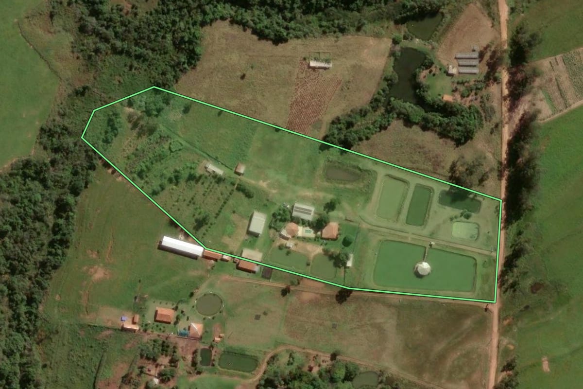 Imagem de satélite do imóvel rural em Maria Helena (PR), com o contorno declarado no CAR desenhado por cima.