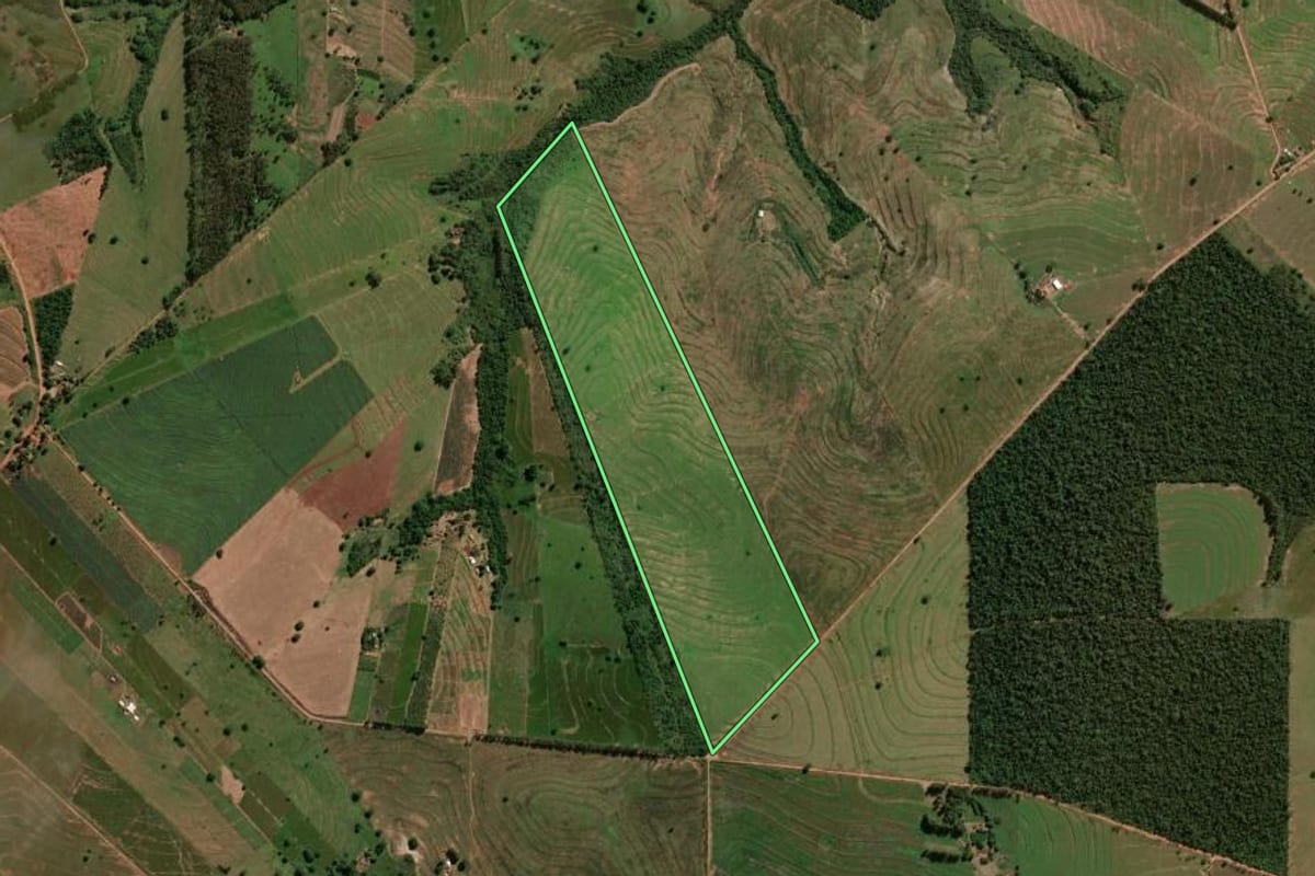 Imagem de satélite do imóvel rural em Maria Helena (PR), com o contorno declarado no CAR desenhado por cima.